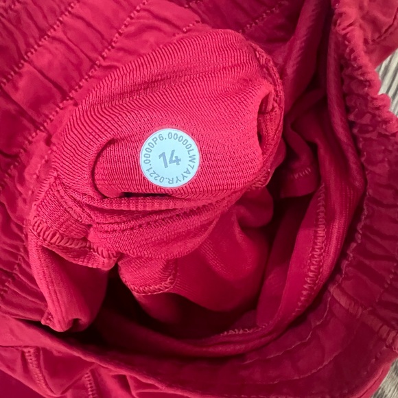 Lululemon Hotty Hot High-Rise Lined Shorts 2.5" in Dark Red - Picture 3 of 3